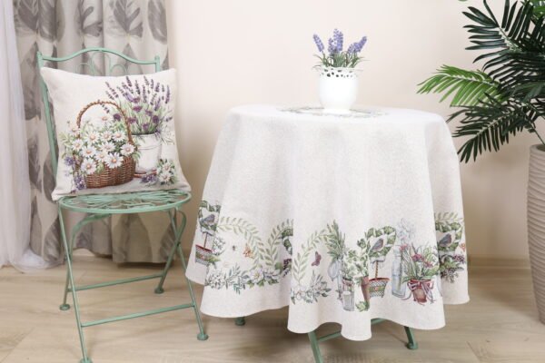 Apvali stalo staltiese Levandų elegancija