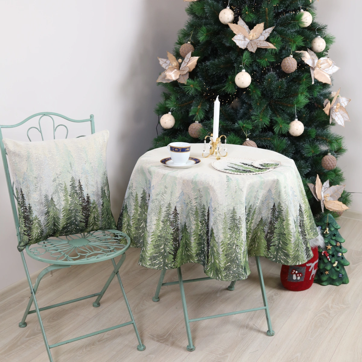 Okrągły obrus świąteczny Las (błyszczący) - obrazek 2