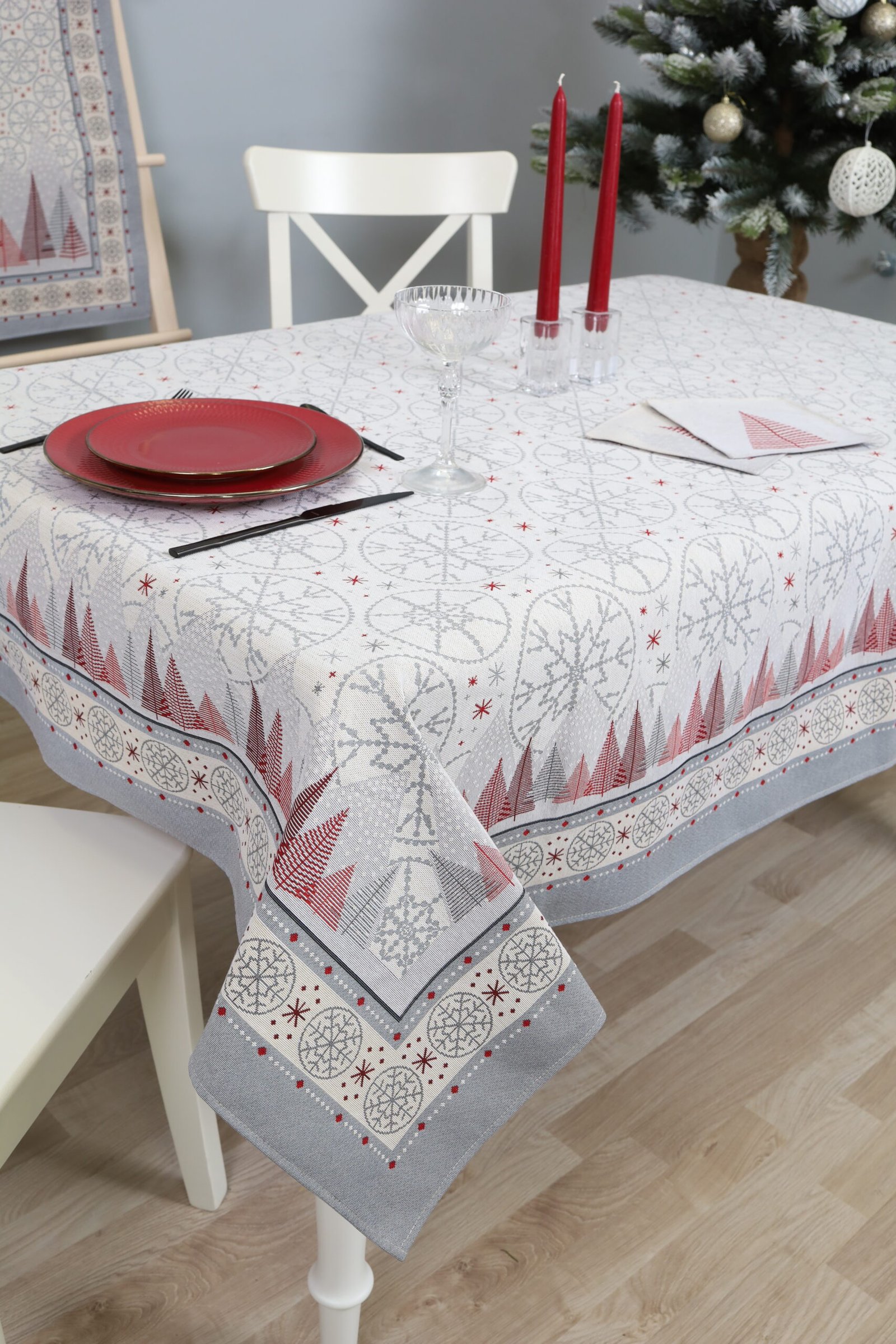 Obrus świąteczny Czerwony tajemniczy las - obrazek 2